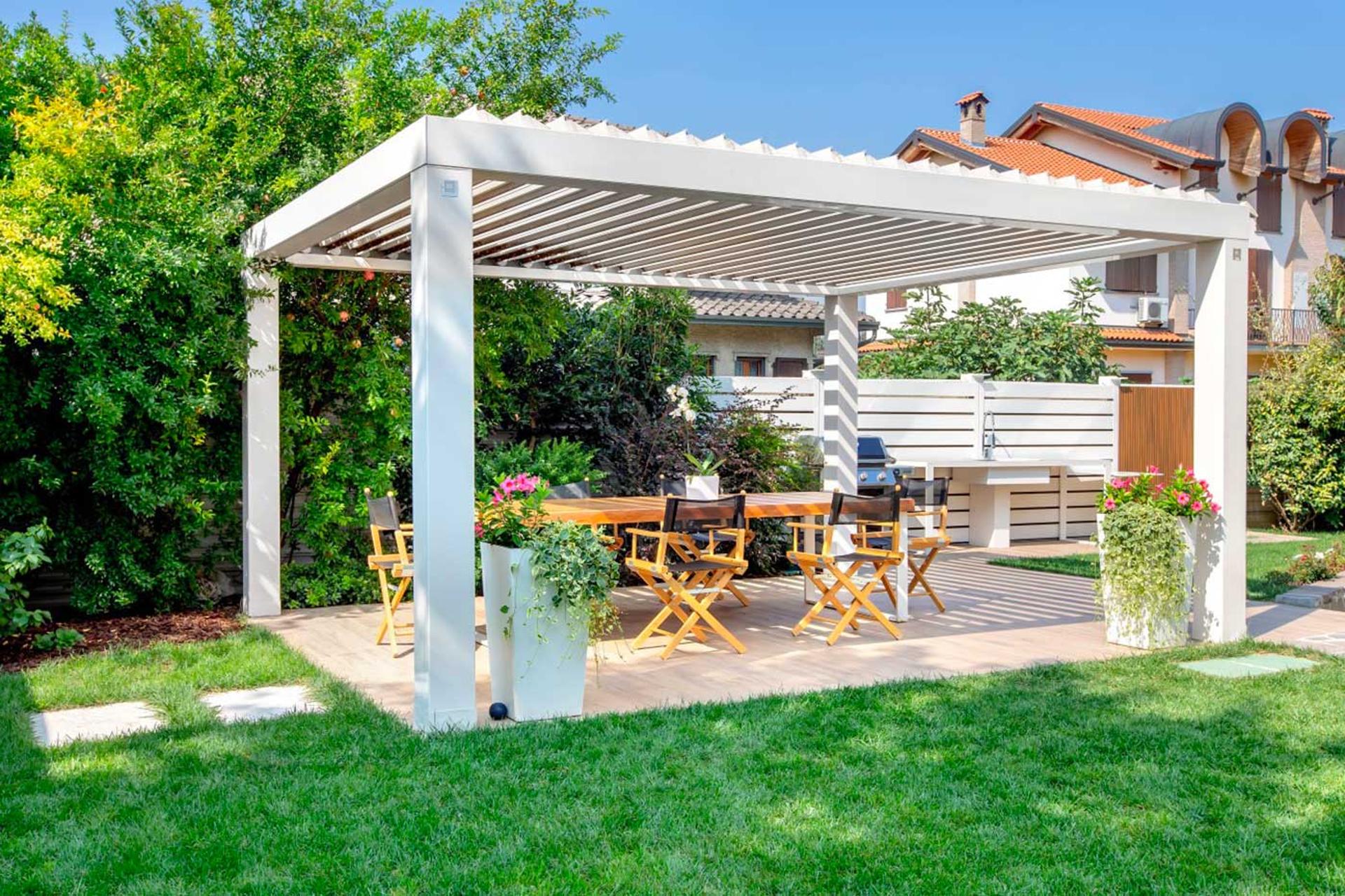 Bioklimatska pergola z vrtljivimi lamelami