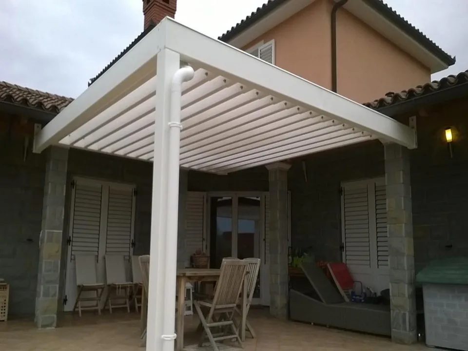 Kovinski nadstrešek