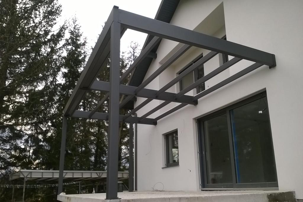 Montaža kovinskega nadstreška