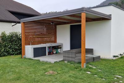 Kovinska pergola za teraso z bočnimi zapiranjami