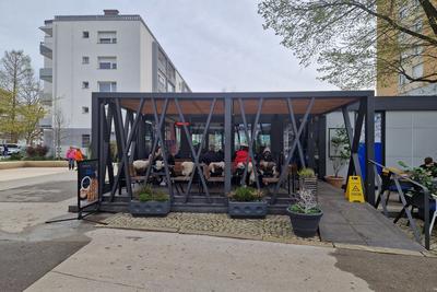 Lesena pergola z opal polikarbonatno kritino – dnevni posnetek