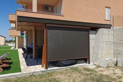 Aluminijasti nadstrešek za teraso z integriranim odvodnjavanjem