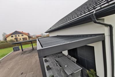 Kovinski nadstrešek za teraso – nočni posnetek