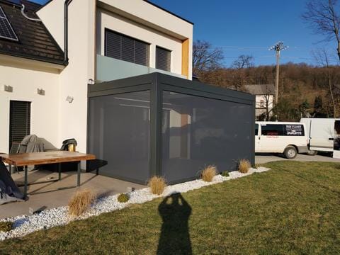 ZIP screen rolo balkon – modularna montaža pod strop