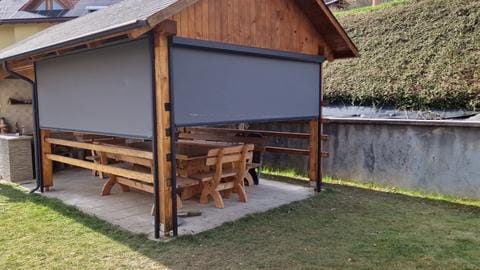 ZIP screen senčilo na kovinski pergoli Koper – bela kaseta