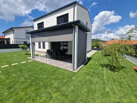 ZIP senčilo za nadstrešek Kranj – večerna LED osvetlitev